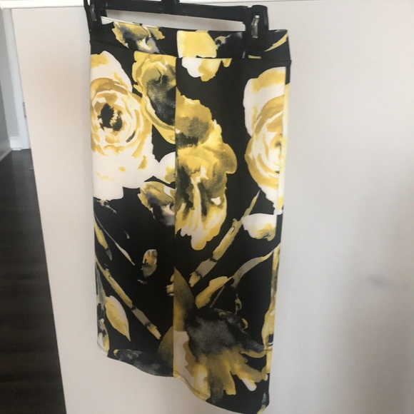 Like new pencil skirt. Only worn once - Picture 4 of 8